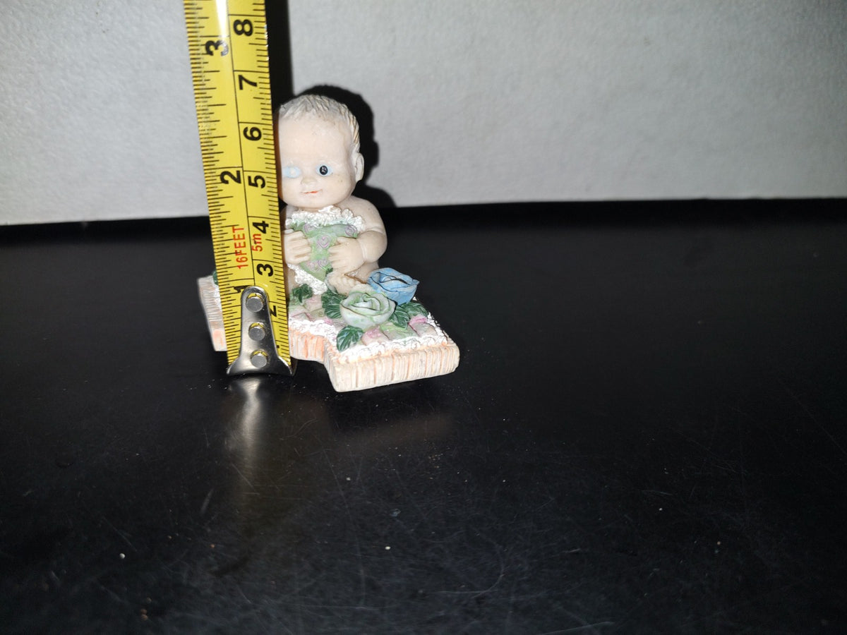 A3- Figura De Resina. Bebé Sentado Sosteniendo Cojín En Forma De Corazón - 90'S