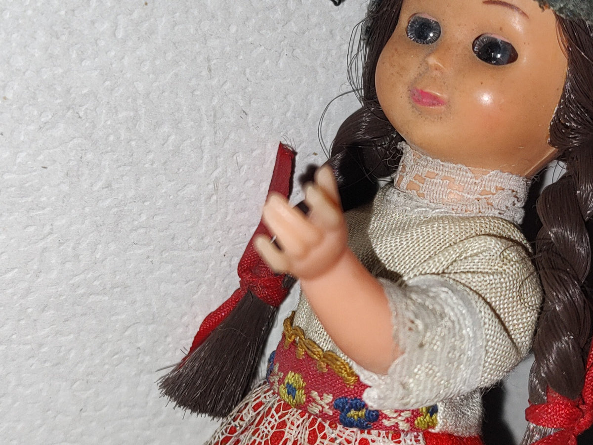A3- Muñeca De Trenzas Vintage. Con Vestido Y Gorro. Ojos Movibles - 70'S