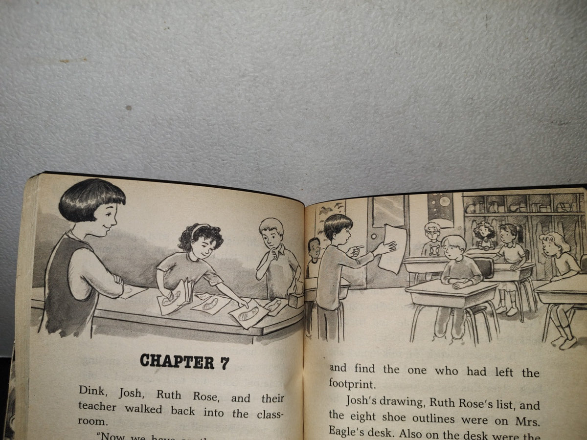 195- A To Z Mysteries. The School Skeleton - Ron Roy - 2003