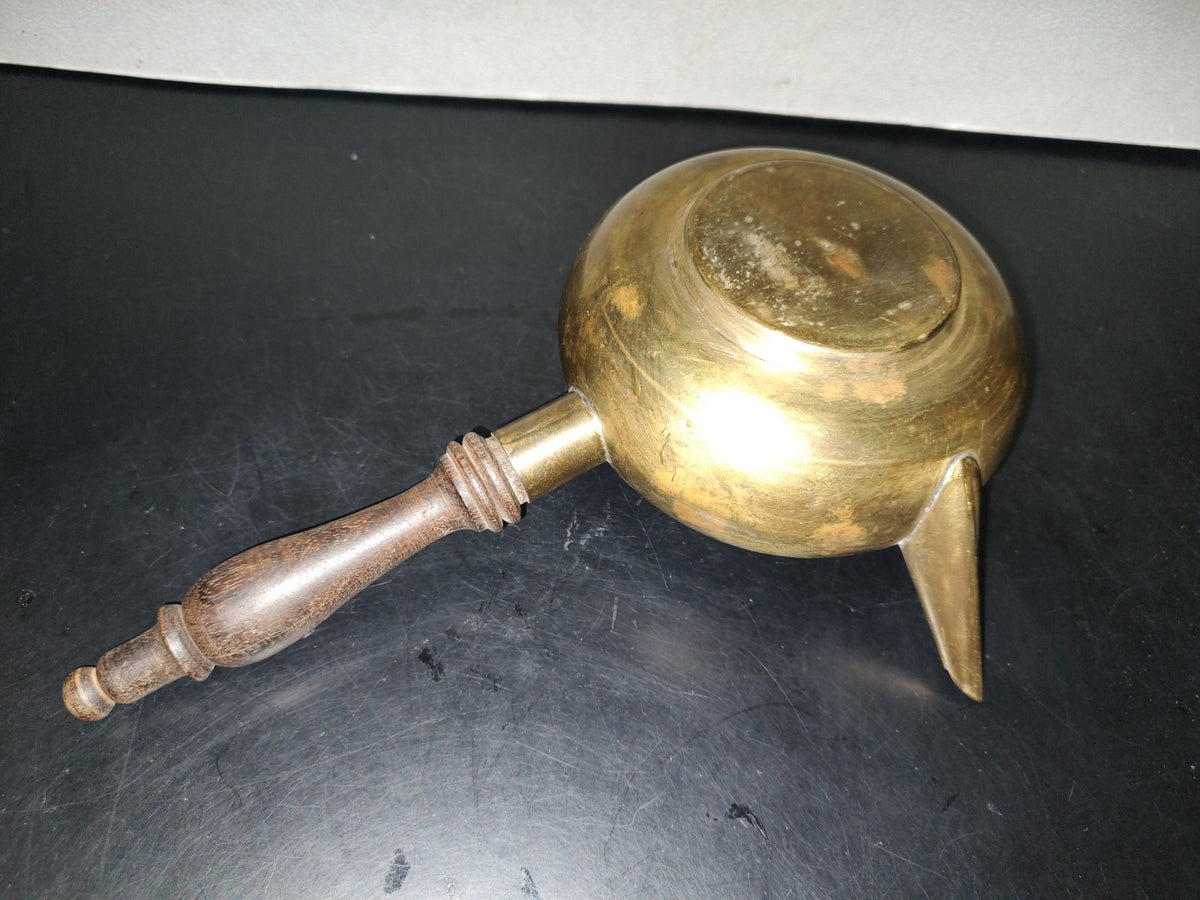 A7- Tetera De Bronce Con Mango De Madera - 70's