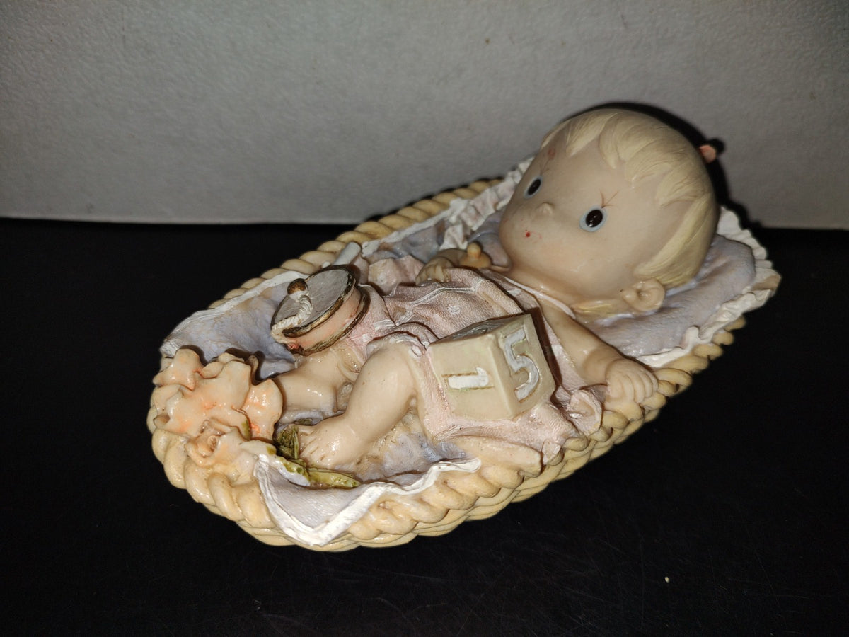 A6- Figura De Resina. Bebé Con Sonaja En Su Cuna - 90'S