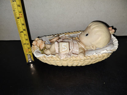 A6- Figura De Resina. Bebé Con Sonaja En Su Cuna - 90'S