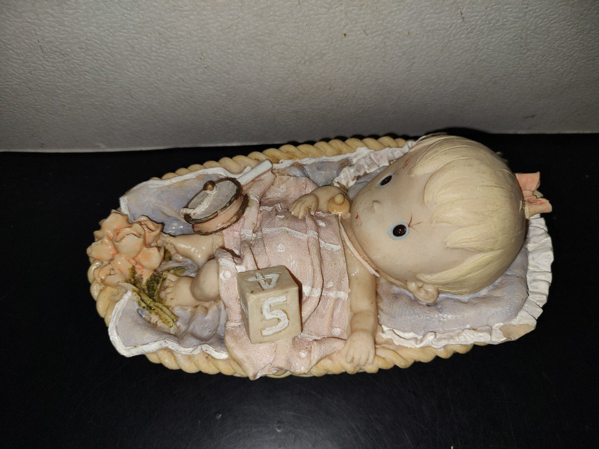 A6- Figura De Resina. Bebé Con Sonaja En Su Cuna - 90'S