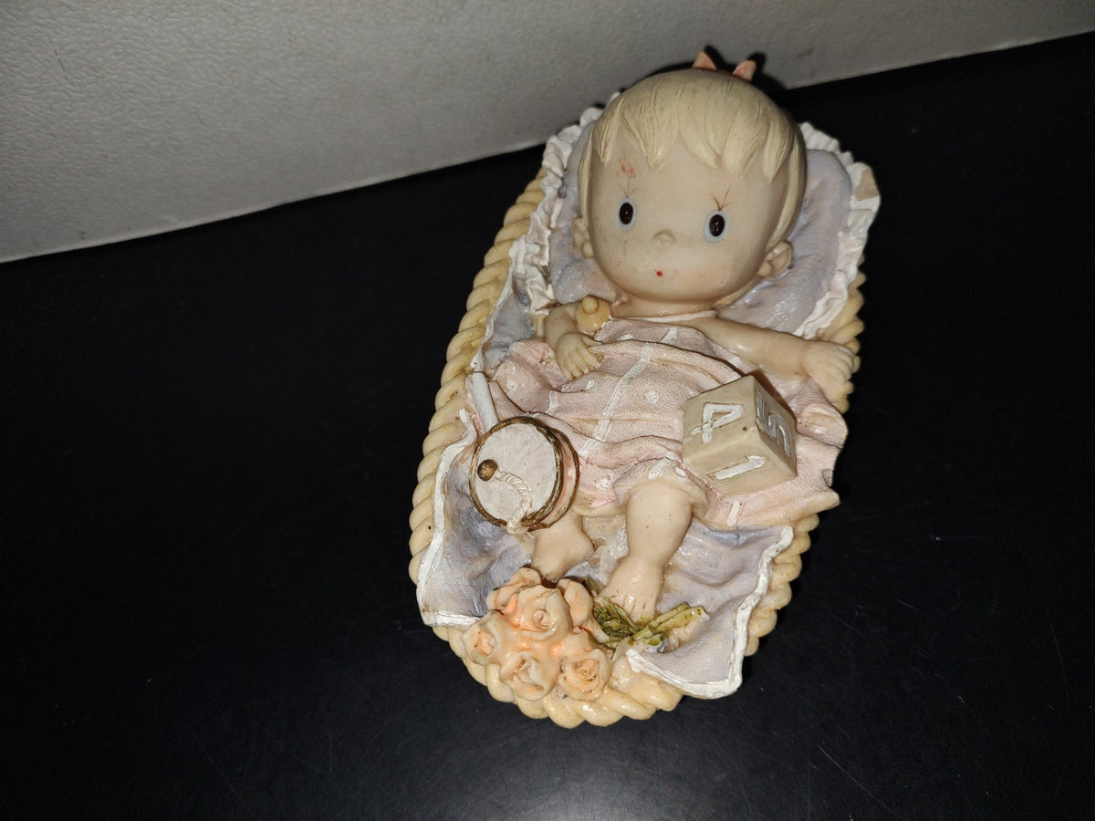 A6- Figura De Resina. Bebé Con Sonaja En Su Cuna - 90'S
