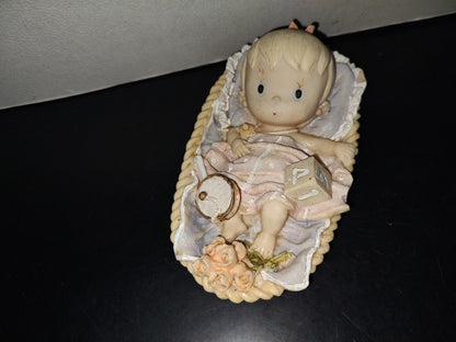 A6- Figura De Resina. Bebé Con Sonaja En Su Cuna - 90'S