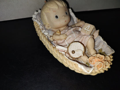 A6- Figura De Resina. Bebé Con Sonaja En Su Cuna - 90'S