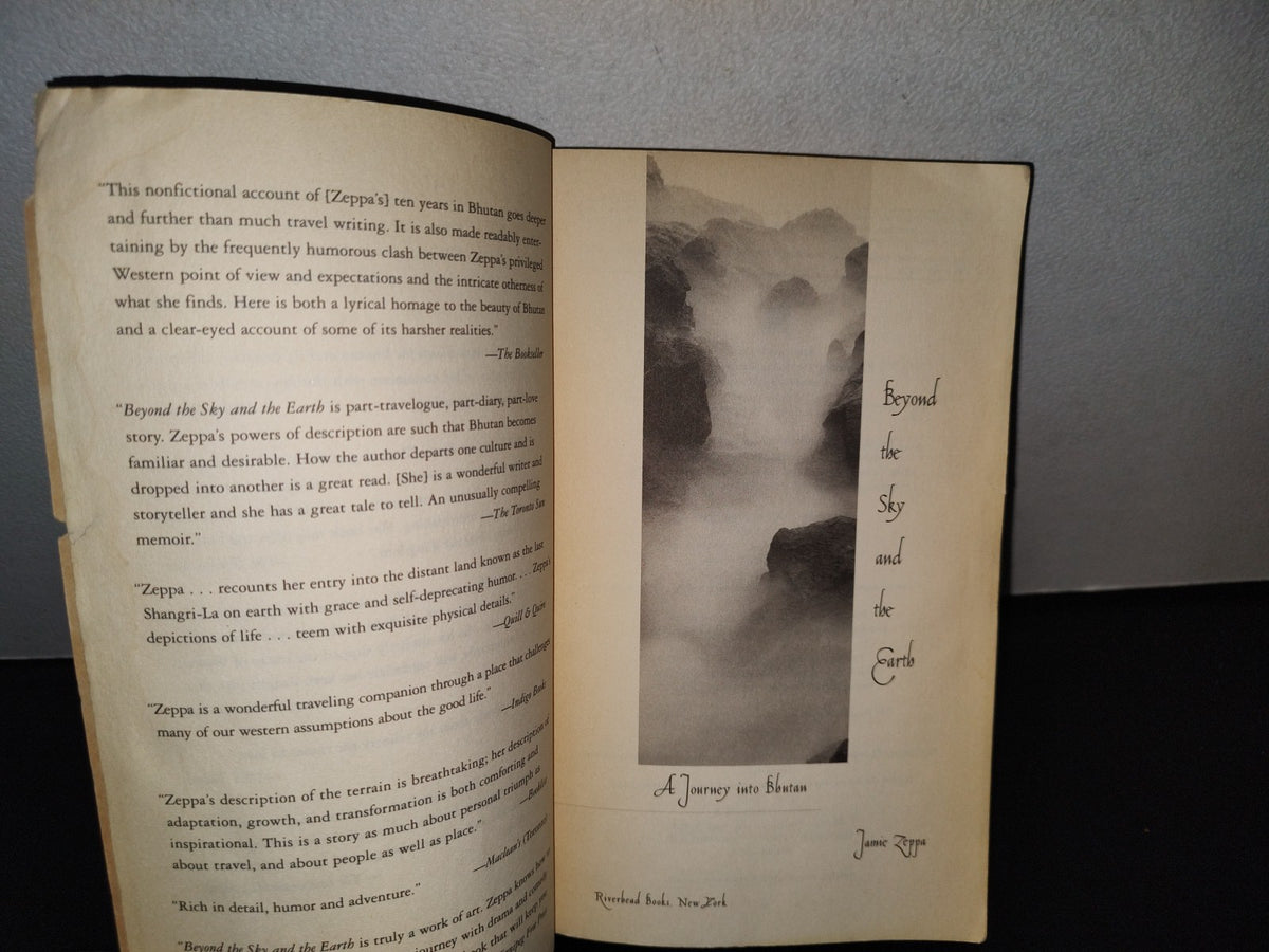 139- Beyond The Sky And The Earth. A Journey Into Bhutan - Jamie Zeppa - 2000