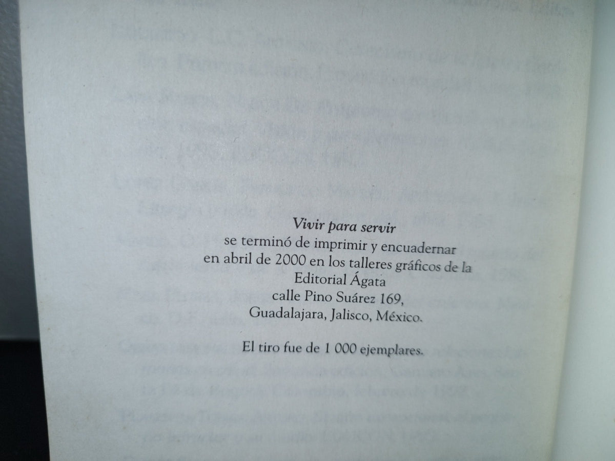 68- Vivir Para Servir - Beatriz Castelló - Firmado