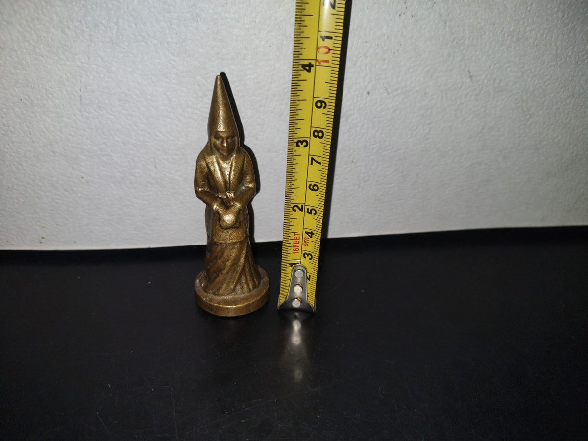 A3- Pieza De Bronce. Mujer Medieval De La Nobleza Portando Sobre Su Cabeza Un Hennín - 70's