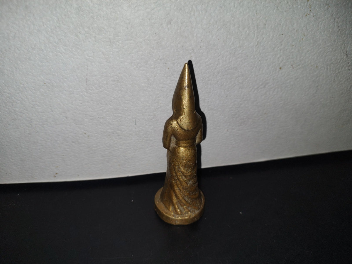 A3- Pieza De Bronce. Mujer Medieval De La Nobleza Portando Sobre Su Cabeza Un Hennín - 70's