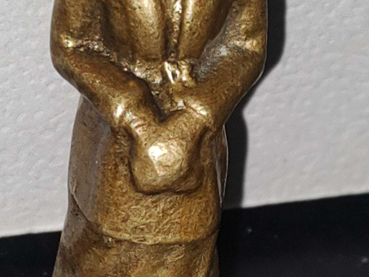 A3- Pieza De Bronce. Mujer Medieval De La Nobleza Portando Sobre Su Cabeza Un Hennín - 70's