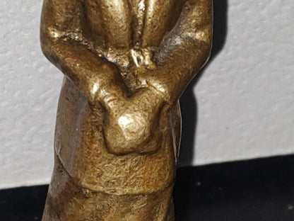 A3- Pieza De Bronce. Mujer Medieval De La Nobleza Portando Sobre Su Cabeza Un Hennín - 70's