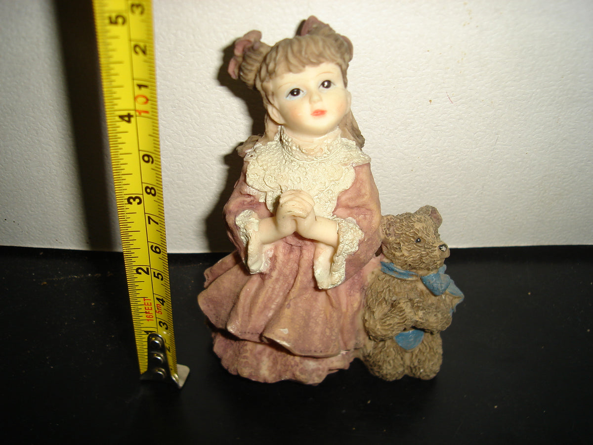 A2- Figura De Resina. Niña Con Oso Rezando - 90'S