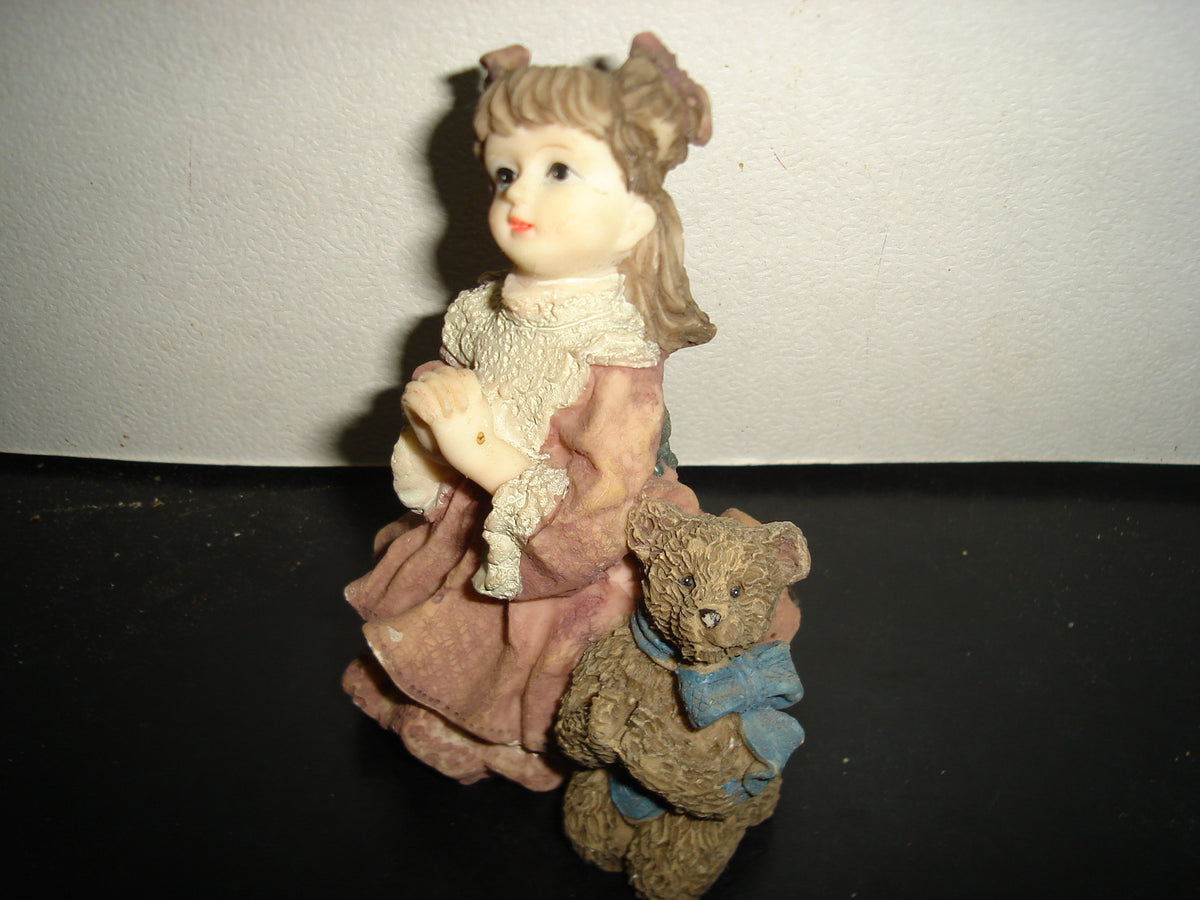 A2- Figura De Resina. Niña Con Oso Rezando - 90'S