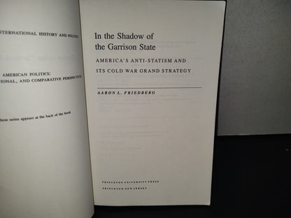 158- In The Shadow Of The Garrison State. America'S Anti-Statism And Its Cold War Grand Strategy - Aaron L. Friedber - Princeton University Press, 2000