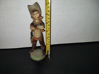 A3- Figura De Resina. Niño Vaquero De Pie Con Brazos Cruzados - 80'S