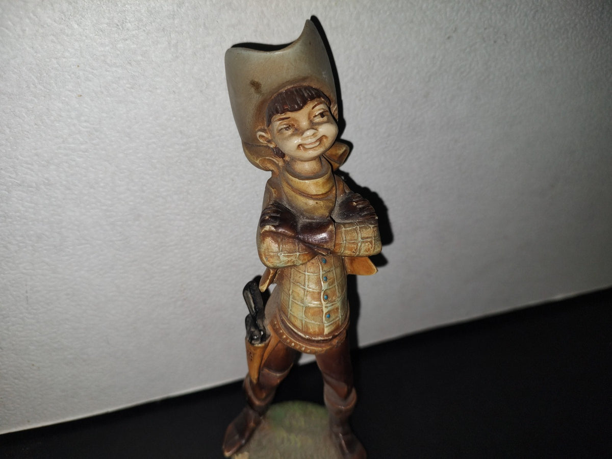 A3- Figura De Resina. Niño Vaquero De Pie Con Brazos Cruzados - 80'S