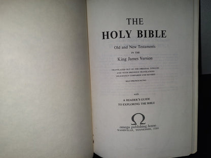 202- The Holy Bible. Dictionary-Concordance. Old And New Testaments In The King James Version. Omega Publishing House, 1970