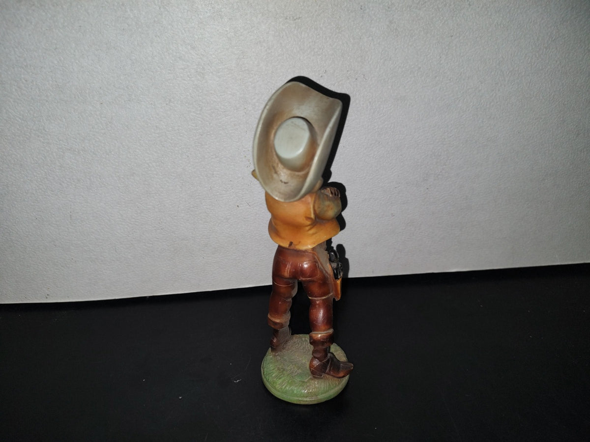 A3- Figura De Resina. Niño Vaquero De Pie Con Brazos Cruzados - 80'S
