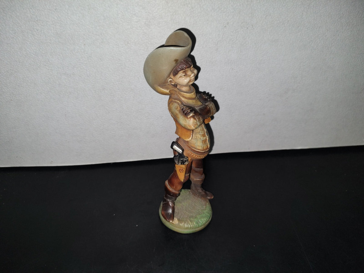 A3- Figura De Resina. Niño Vaquero De Pie Con Brazos Cruzados - 80'S