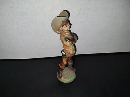 A3- Figura De Resina. Niño Vaquero De Pie Con Brazos Cruzados - 80'S