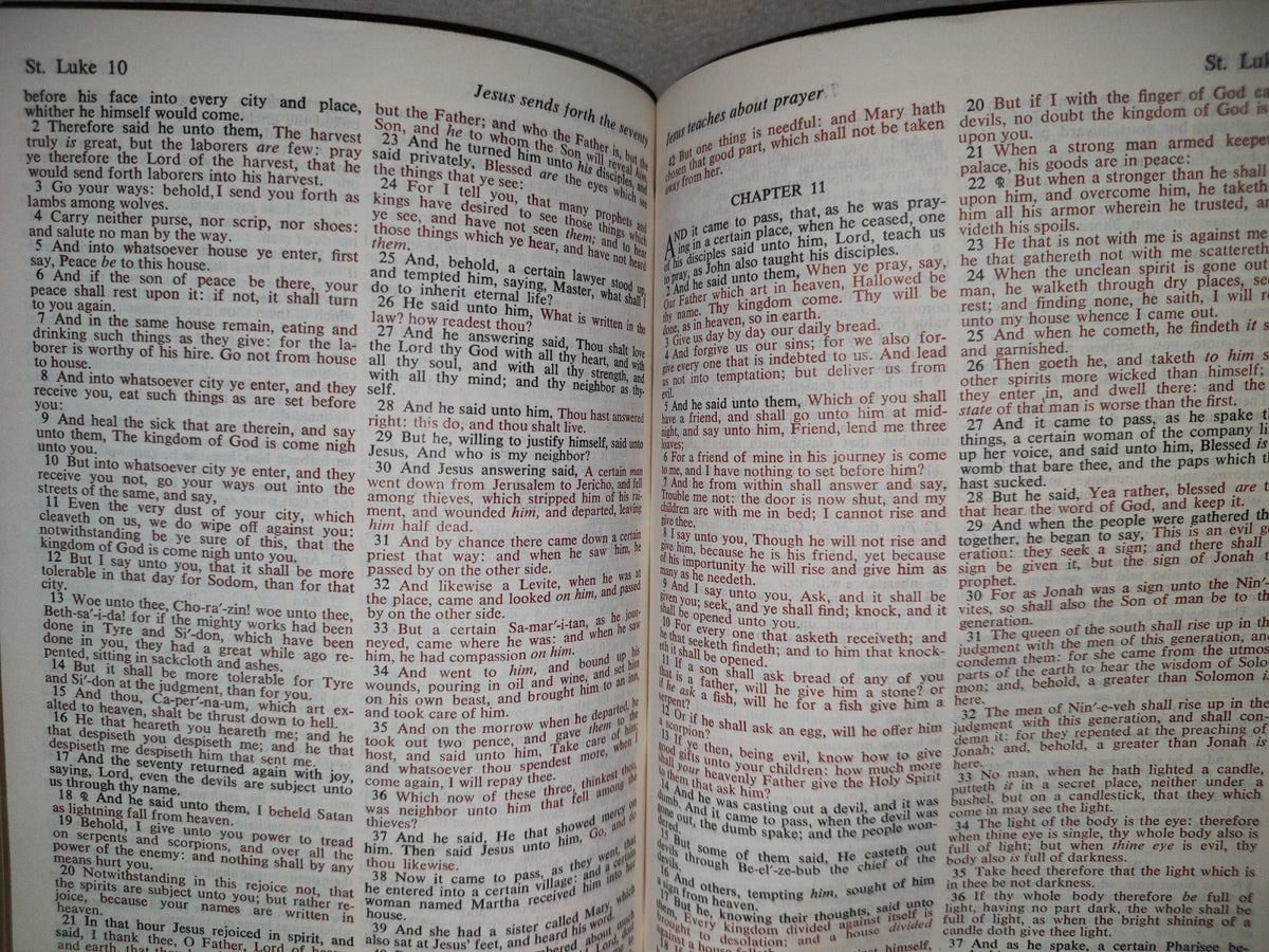 202- The Holy Bible. Dictionary-Concordance. Old And New Testaments In The King James Version. Omega Publishing House, 1970