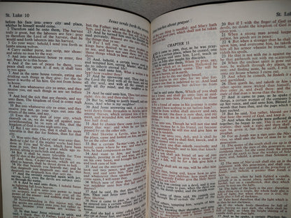 202- The Holy Bible. Dictionary-Concordance. Old And New Testaments In The King James Version. Omega Publishing House, 1970