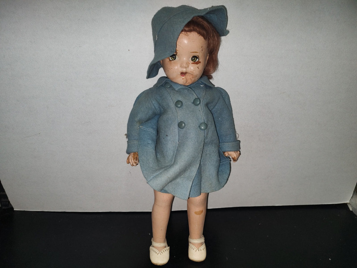 A1- Antigua Muñeca Articulada Con Gorro Y Gabardina Color Turquesa - 40'S - 50'S