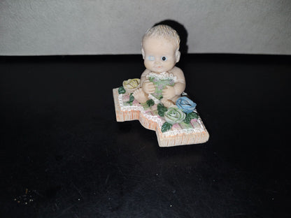 A3- Figura De Resina. Bebé Sentado Sosteniendo Cojín En Forma De Corazón - 90'S