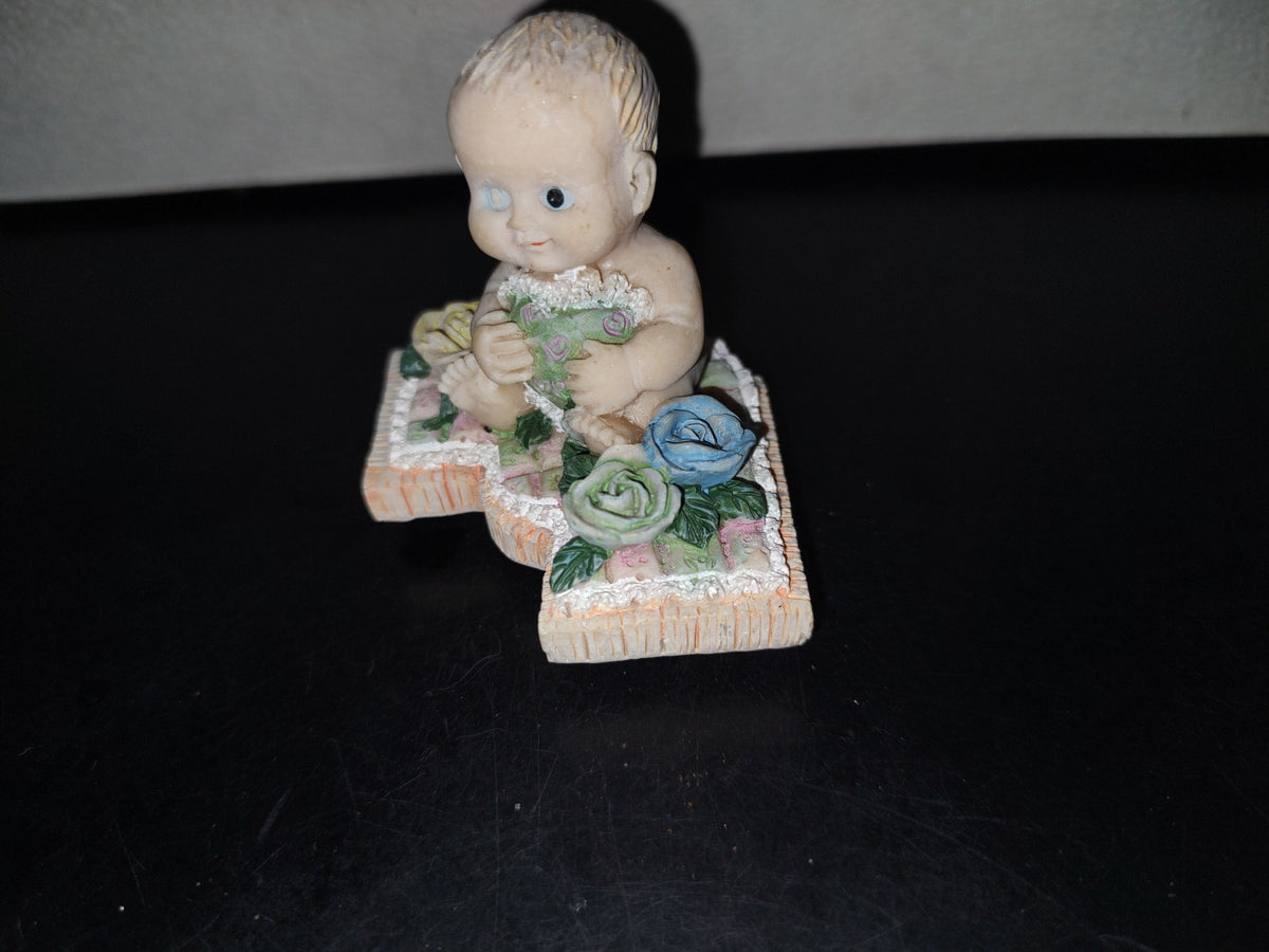A3- Figura De Resina. Bebé Sentado Sosteniendo Cojín En Forma De Corazón - 90'S