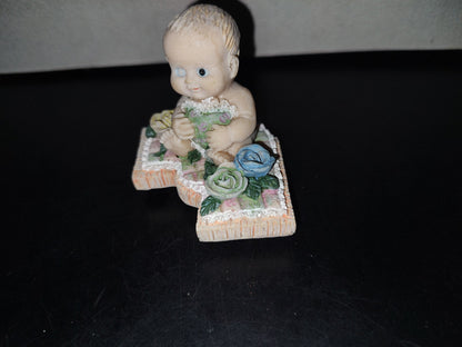 A3- Figura De Resina. Bebé Sentado Sosteniendo Cojín En Forma De Corazón - 90'S