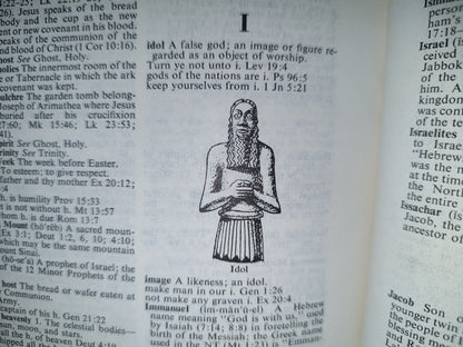 202- The Holy Bible. Dictionary-Concordance. Old And New Testaments In The King James Version. Omega Publishing House, 1970