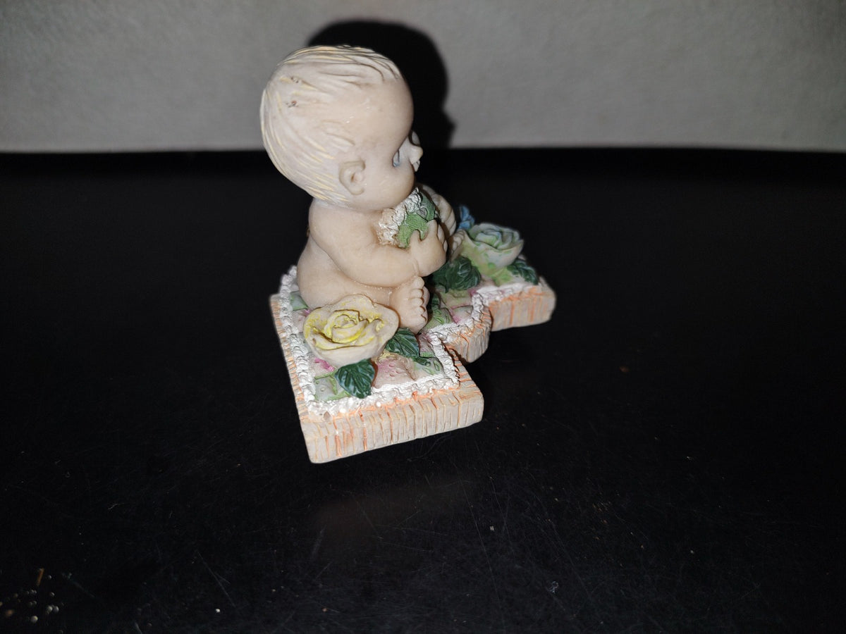 A3- Figura De Resina. Bebé Sentado Sosteniendo Cojín En Forma De Corazón - 90'S