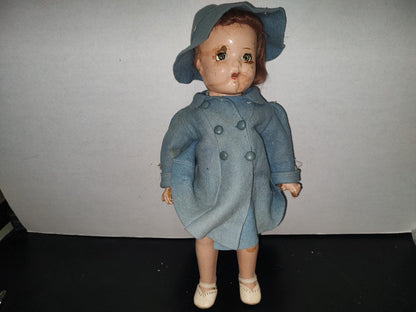 A1- Antigua Muñeca Articulada Con Gorro Y Gabardina Color Turquesa - 40'S - 50'S