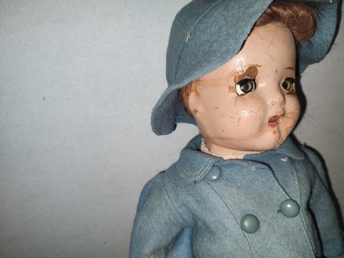 A1- Antigua Muñeca Articulada Con Gorro Y Gabardina Color Turquesa - 40'S - 50'S