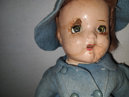 A1- Antigua Muñeca Articulada Con Gorro Y Gabardina Color Turquesa - 40'S - 50'S