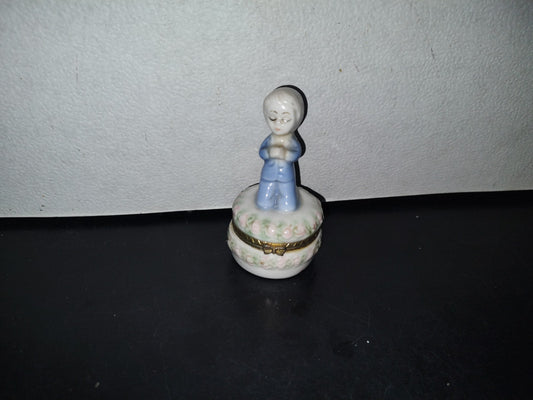 A3- Alhajerito Vintage Cerámica Esmaltada. Niño Arrodillado Haciendo La Primera Comunión - 70'S