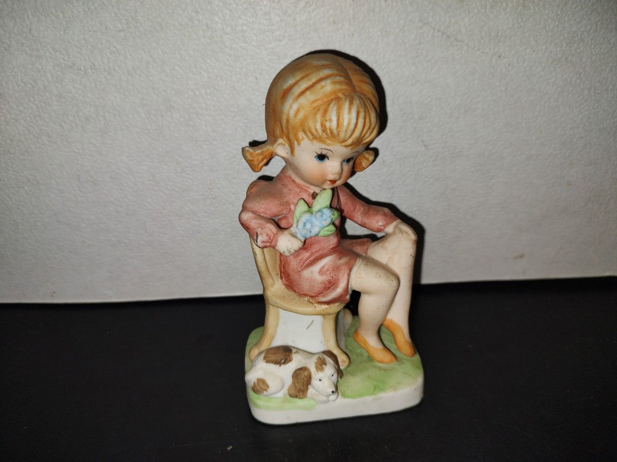 A5- Pieza De Porcelana: Joven Secretaria Aniñada Sentada Con Flores En Mano Y Perro A Lado - 80'S