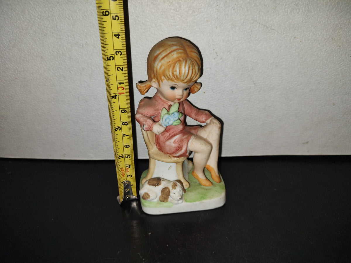 A5- Pieza De Porcelana: Joven Secretaria Aniñada Sentada Con Flores En Mano Y Perro A Lado - 80'S