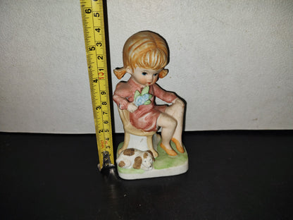 A5- Pieza De Porcelana: Joven Secretaria Aniñada Sentada Con Flores En Mano Y Perro A Lado - 80'S