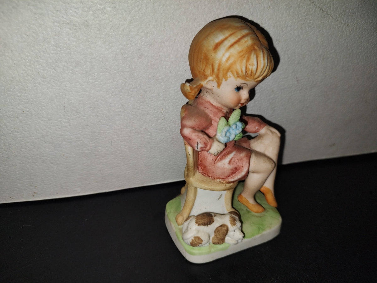 A5- Pieza De Porcelana: Joven Secretaria Aniñada Sentada Con Flores En Mano Y Perro A Lado - 80'S