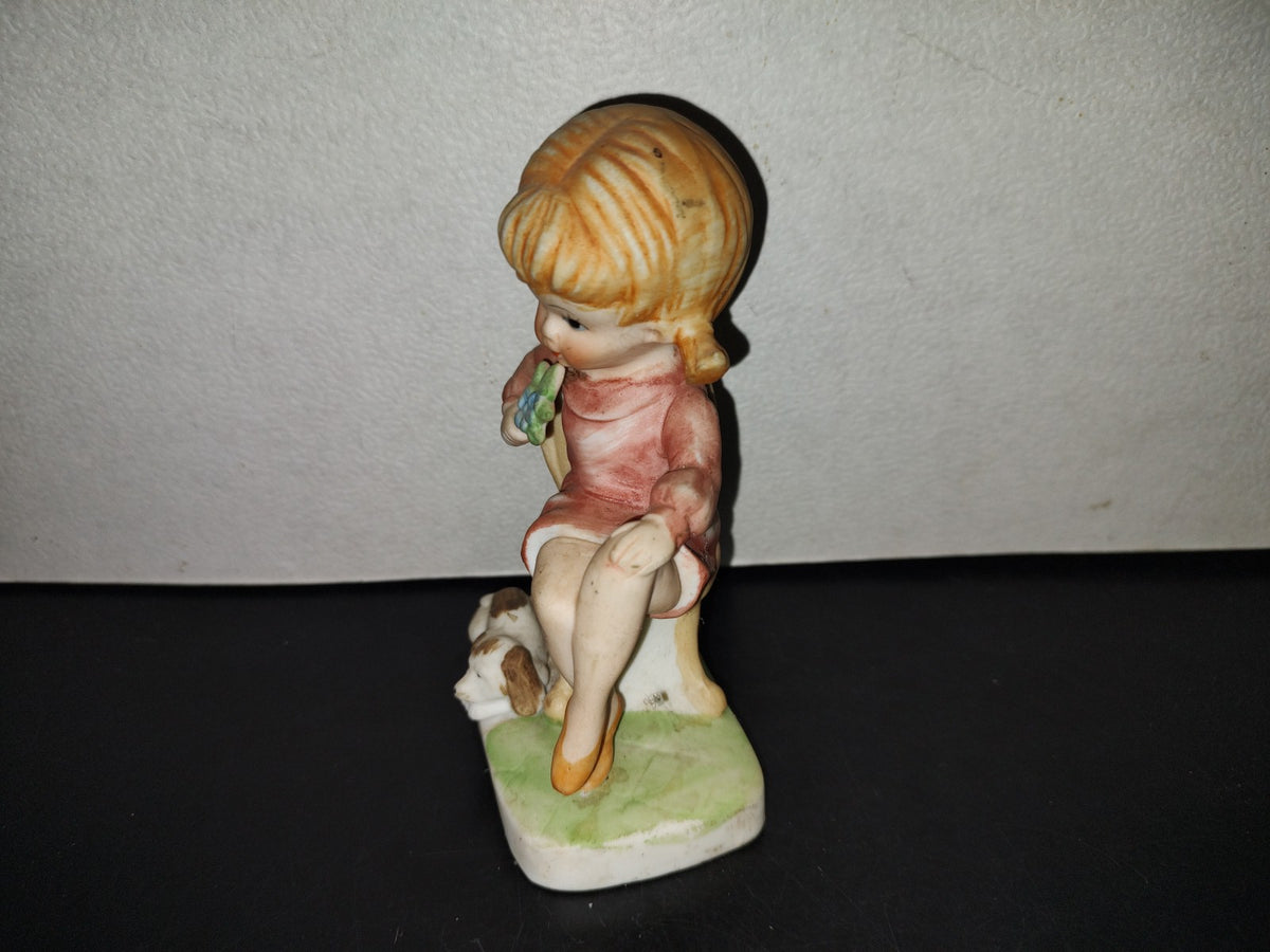 A5- Pieza De Porcelana: Joven Secretaria Aniñada Sentada Con Flores En Mano Y Perro A Lado - 80'S