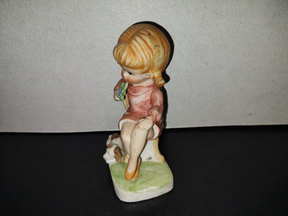A5- Pieza De Porcelana: Joven Secretaria Aniñada Sentada Con Flores En Mano Y Perro A Lado - 80'S