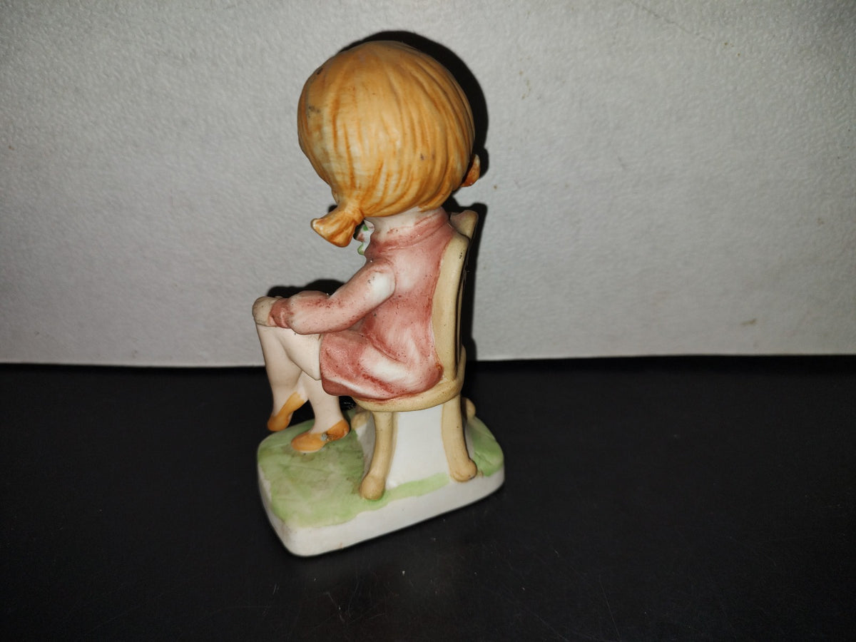 A5- Pieza De Porcelana: Joven Secretaria Aniñada Sentada Con Flores En Mano Y Perro A Lado - 80'S