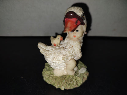 A5- Pieza De Resina: Bebé En Jardín Con Traje De Oca - 80'S