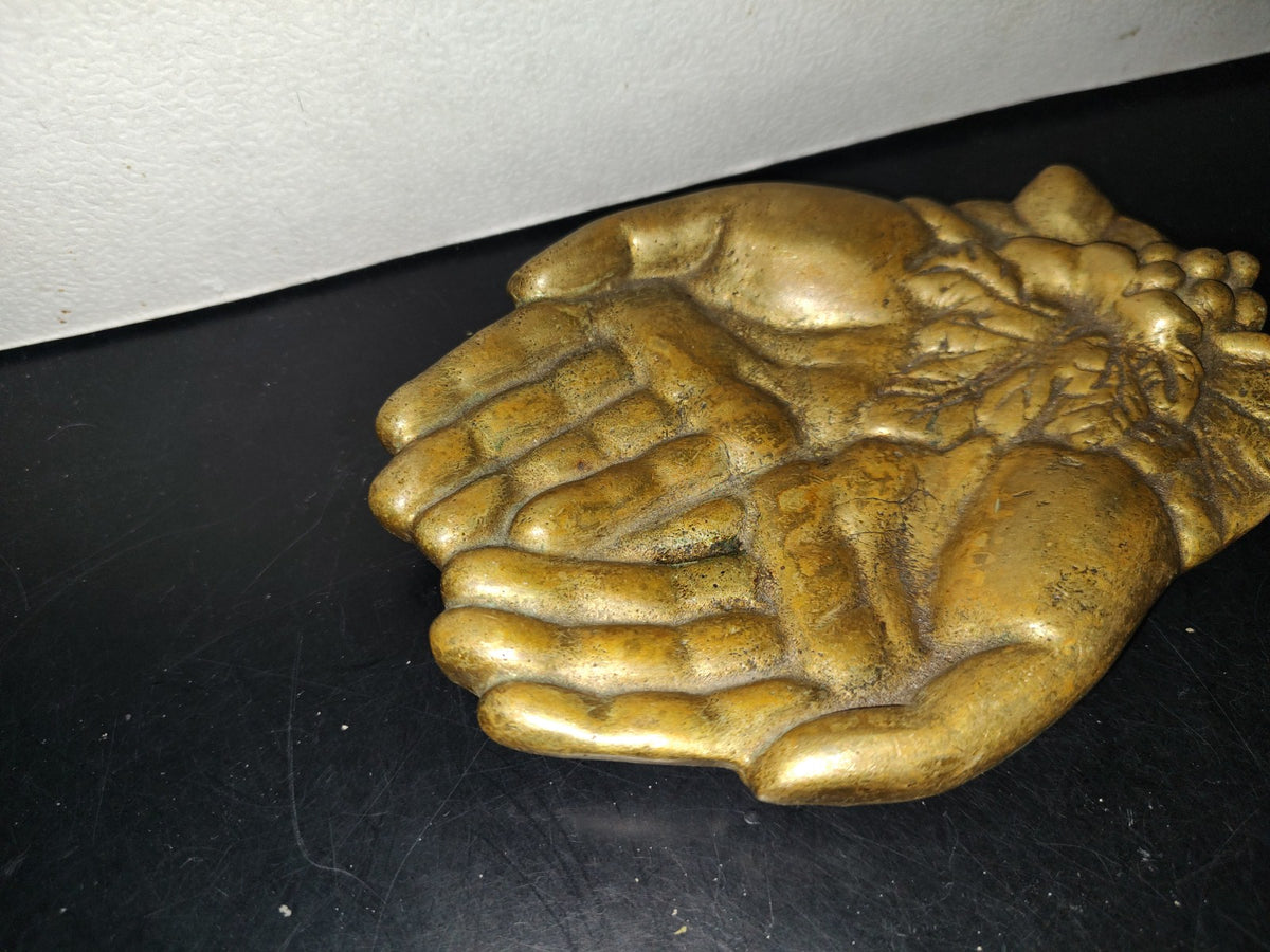 A5- Pieza De Bronce: Jabonera Grande Representación De Manos Juntas Y Uvas - 60'S - 70'S