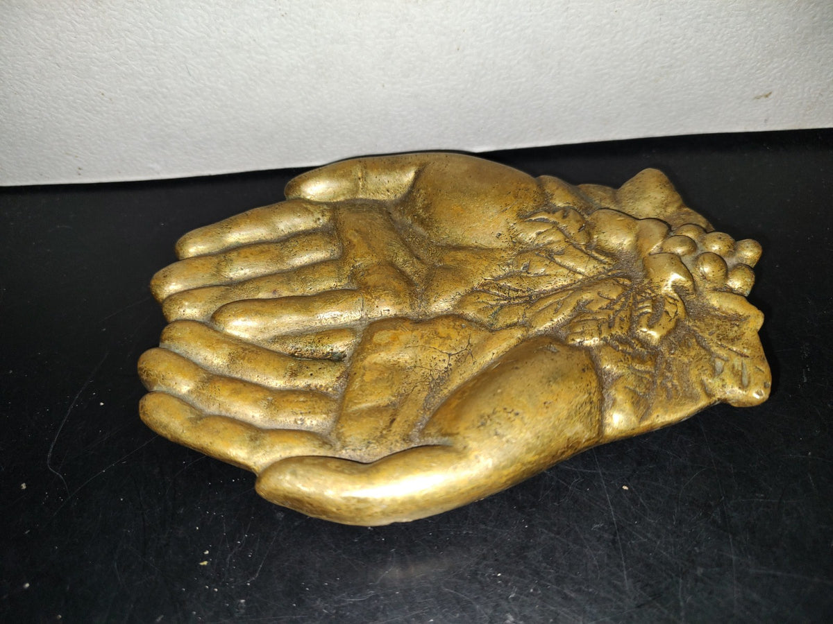 A5- Pieza De Bronce: Jabonera Grande Representación De Manos Juntas Y Uvas - 60'S - 70'S