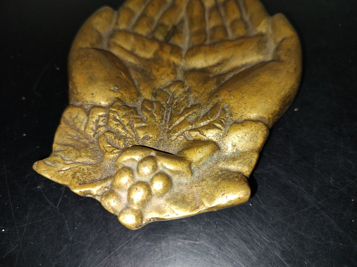 A5- Pieza De Bronce: Jabonera Grande Representación De Manos Juntas Y Uvas - 60'S - 70'S