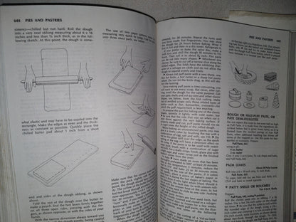 100- Joy Of Cooking - Irma S. Rombauer, Marion Rombauer Becker - The Bobbs-Merrill Company - 1975