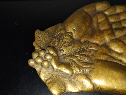 A5- Pieza De Bronce: Jabonera Grande Representación De Manos Juntas Y Uvas - 60'S - 70'S